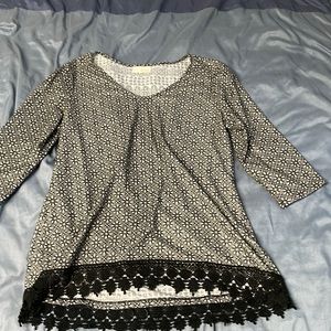 Ladies 3/4 sleeve top. Black fringe.